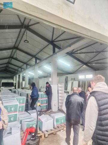 مركز الملك سلمان للإغاثة يوزع (1,100) سلة غذائية في مدينة بودغوريتسا في الجبل الأسود