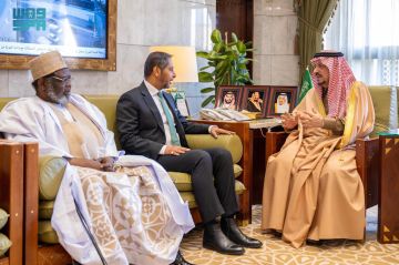 أمير الرياض يستقبل عميد السلك الدبلوماسي ورؤساء المجموعات الجغرافية المعتمدين لدى المملكة أمير الرياض يستقبل عميد السلك الدبلوماسي ورؤساء المجموعات الجغرافية المعتمدين لدى المملكة