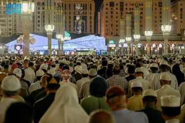 توافد قاصدي المسجد النبوي لأداء صلاة القيام توافد قاصدي المسجد النبوي لأداء صلاة القيام