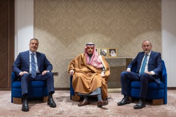 وزير الخارجية يبحث مع وزيري خارجية الأردن وتركيا مستجدات الأوضاع الراهنة واستمرار التنسيق والتشاور بهذا الشأن