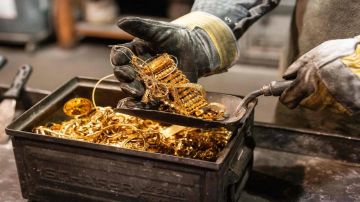 الذهب يرتفع مع تراجع الدولار الذهب يرتفع مع تراجع الدولار