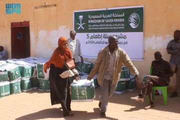 المملكة توزع 3100 سلة غذائية في السودان المملكة توزع 3100 سلة غذائية في السودان