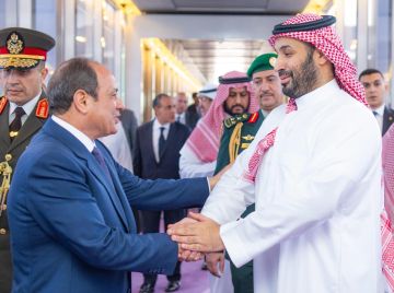 رئيس مصر يغادر جدة وولي العهد في مقدمة مودعيه