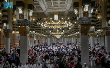 قاصدو المسجد النبوي يؤدون صلاة التهجد ليلة 27 من رمضان وسط أجواء إيمانية قاصدو المسجد النبوي يؤدون صلاة التهجد ليلة 27 من رمضان وسط أجواء إيمانية