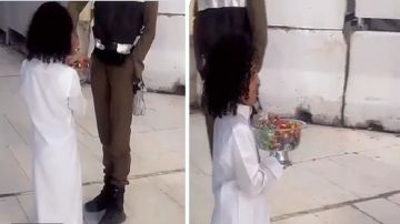 نجل سالم الدوسري يوزع الحلوى على رجال الأمن في الحرم المكي.. فيديو