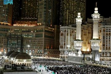 المسجد الحرام يحتضن جموع المصلين ليلة الثلاثين وسط أجواء روحانية