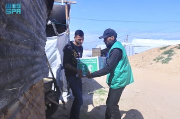 المملكة توزع سلالا غذائية للنازحين في منطقة مواصي خان يونس بجنوب غزة