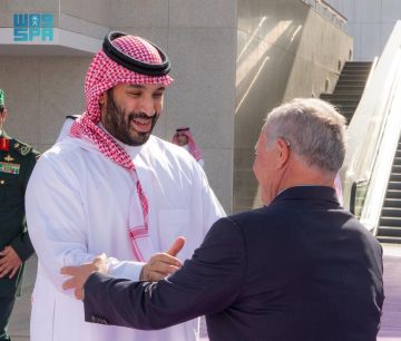 ملك الأردن يغادر جدة وسمو ولي العهد في مقدمة مودعيه ملك الأردن يغادر جدة وسمو ولي العهد في مقدمة مودعيه