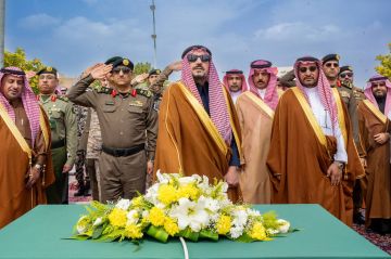 أمير القصيم يرفع سارية العلم في ميدان التوحيد