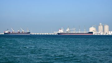 السعودية تحول التجارة إلى موانئها الغربية لتجنب مضيق هرمز