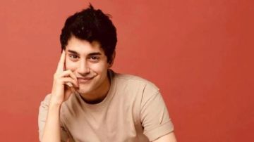 وفاة ممثل تركي إثر سقوط شجرة عليه في يوم عاصف.. فيديو