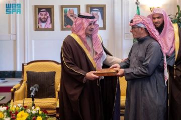 أمير منطقة تبوك يسلم وثائق تملك الوحدات السكنية للمستفيدين من تبرع سمو ولي العهد أمير منطقة تبوك يسلم وثائق تملك الوحدات السكنية للمستفيدين من تبرع سمو ولي العهد