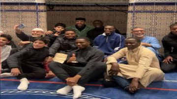 سعود عبدالحميد برفقة جماعة المسجد بعد صلاة التراويح بفرنسا