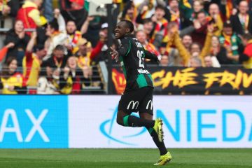 هذا ما فعله جمهور لانس مع سعود عبدالحميد بعد تسجيله أول أهدافه بالدوري الفرنسي هذا ما فعله جمهور لانس مع سعود عبدالحميد بعد تسجيله أول أهدافه بالدوري الفرنسي