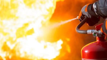 إخماد حريق في محلين تجاريين بتبوك