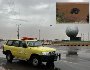 الدفاع المدني في حائل ينقذ شخصين احتجزا في سيل داخل مركبة