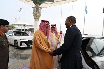 رئيس وزراء جمهورية الصومال الفيدرالية يغادر جدة