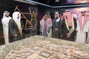 نائب أمير المدينة يزور متحف السيرة ويبحث تطوير خدمات المسجد النبوي