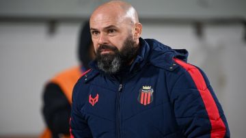 مدرب الرياض بعد الهزيمة بثلاثية: تحدثت مع اللاعبين بكلام لا أستطيع شرحه مدرب الرياض بعد الهزيمة بثلاثية: تحدثت مع اللاعبين بكلام لا أستطيع شرحه