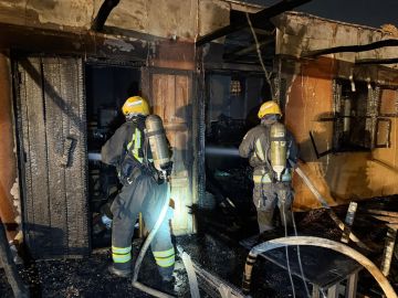 الدفاع المدني يخمد حريقا اندلع في (3) محال تجارية بالمدينة المنورة