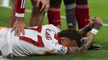 جراحة عاجلة للاعب غالطة سراي بعد اصطدامه بلوحة إعلانية