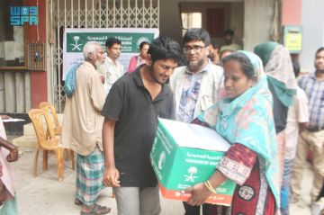  سلمان للإغاثة يوزع 1050 سلة غذائية في مدينة دكا ببنغلاديش