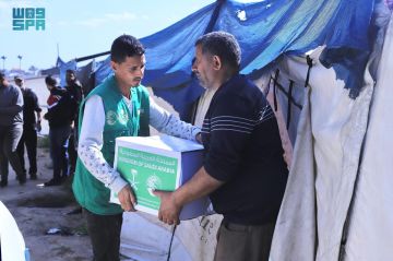 مركز الملك سلمان للإغاثة يوزع سلالا غذائية على الأسر النازحة في مخيمات دير البلح وسط قطاع غزة