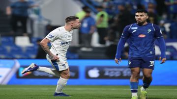 الهلال يفوز على الفتح ويضيق الخناق على النصر.. فيديو