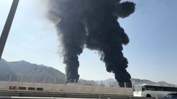 حكومة الفجيرة: شظايا اعتراض ناجح تسببت بحريق في منطقة للصناعات البترولية حكومة الفجيرة: شظايا اعتراض ناجح تسببت بحريق في منطقة للصناعات البترولية