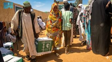 مركز الملك سلمان للإغاثة يوزع (800) سلة غذائية في ولاية الجزيرة بالسودان