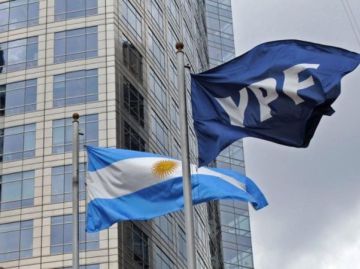 القضاء الأميركي يلغي حكما يلزم الأرجنيتن بدفع 16 مليار دولار القضاء الأميركي يلغي حكما يلزم الأرجنيتن بدفع 16 مليار دولار