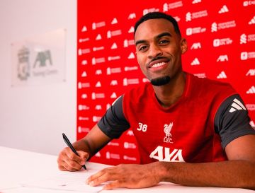 ريان جرافنبيرخ يوقع عقدا جديدا مع ليفربول حتى عام 2032