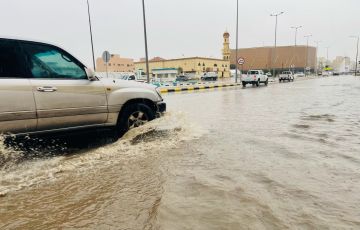 أمطار رعدية غزيرة ورياح نشطة على عدة مناطق بالمملكة