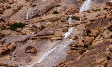 الأمطار وجريان الأودية تغري المتنزهين في حائل الأمطار وجريان الأودية تغري المتنزهين في حائل