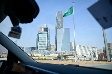 السعودية تعترض مسيرات وصواريخ باتجاه الرياض والشرقية دون إصابات السعودية تعترض مسيرات وصواريخ باتجاه الرياض والشرقية دون إصابات