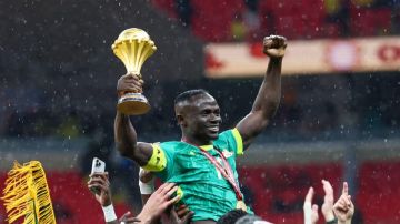 ساديو ماني يرفض إعادة جائزة أفضل لاعب بأمم إفريقيا إلى الكاف