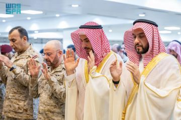 وزير الدفاع يؤدي صلاة عيد الفطر مع منسوبي وزارة الدفاع