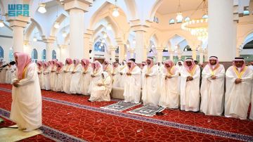 أمراء المناطق يؤدون صلاة عيد الفطر مع جموع المصلين..صور