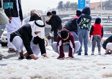 البرد يكسو شوارع الباحة ومرتفعاتها