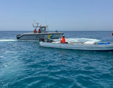 حرس الحدود بالمنطقة الشرقية ينقذ مواطنين تعطلت واسطتهما البحرية في عرض البحر