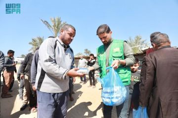 المملكة توزع (24.000) وجبة غذائية ساخنة على الأسر النازحة في قطاع غزة