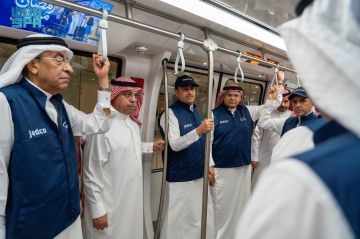 وزير النقل والخدمات اللوجستية يتفقد حركة السفر والخطط التشغيلية في مطار الملك عبدالعزيز الدولي بجدة وزير النقل والخدمات اللوجستية يتفقد حركة السفر والخطط التشغيلية في مطار الملك عبدالعزيز الدولي بجدة