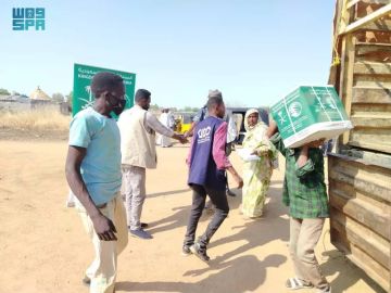 مركز الملك سلمان للإغاثة يوزع (2.520) سلة غذائية في محلية الدامر بولاية نهر النيل في السودان