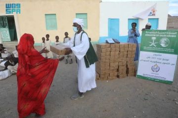 مركز الملك سلمان للإغاثة يوزع (400) كرتون تمر في ولاية البحر الأحمر بالسودان مركز الملك سلمان للإغاثة يوزع (400) كرتون تمر في ولاية البحر الأحمر بالسودان