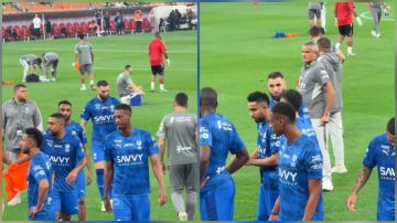 جماهير الأهلي تردد لقب بنزيما قبل قمة الهلال.. فيديو