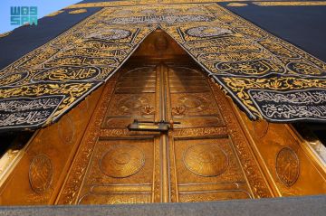 باب الكعبة المشرفة.. إرث تاريخي وصناعة فنية تجسد عناية المملكة ببيت الله الحرام باب الكعبة المشرفة.. إرث تاريخي وصناعة فنية تجسد عناية المملكة ببيت الله الحرام