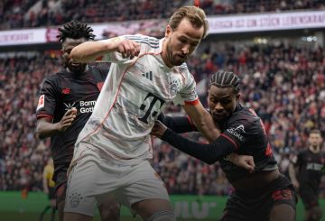 بايرن ميونيخ يتعادل مع ليفركوزن بتسعة لاعبين