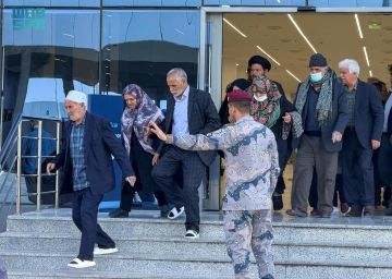 حرس الحدود يستقبل ضيوف الرحمن القادمين لأداء العمرة عبر منفذ جديدة عرعر حرس الحدود يستقبل ضيوف الرحمن القادمين لأداء العمرة عبر منفذ جديدة عرعر