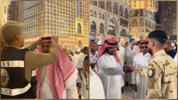 رجال الأمن يساعدون ضيوف الرحمن على ارتداء الزي السعودي.. فيديو رجال الأمن يساعدون ضيوف الرحمن على ارتداء الزي السعودي.. فيديو
