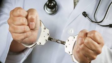 سجن طبيب مغربي اغتصب مريضاته وتاجر في المخدرات